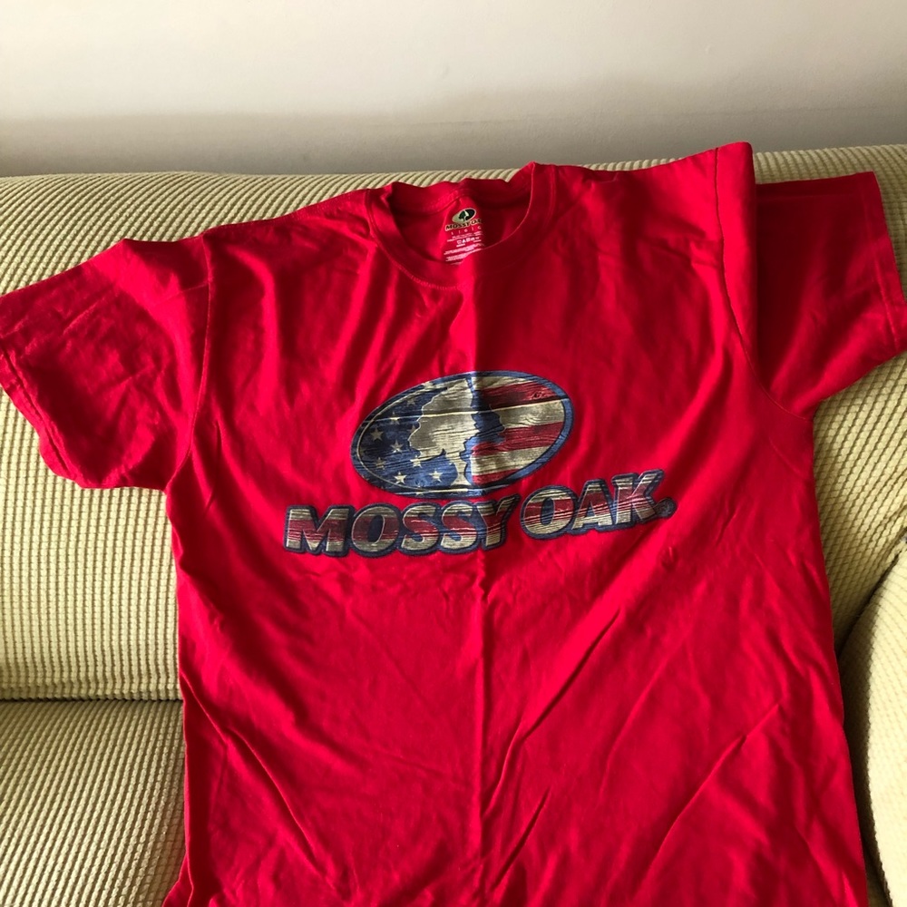 Red Mossy Oak t shirt